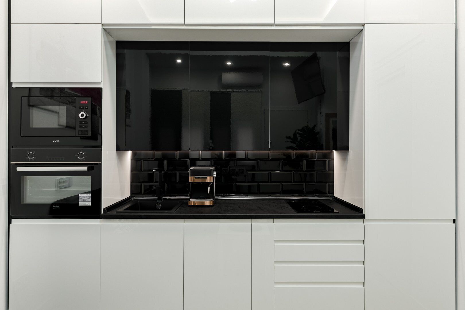 Frigorífico, microondas, horno y lavavajillas