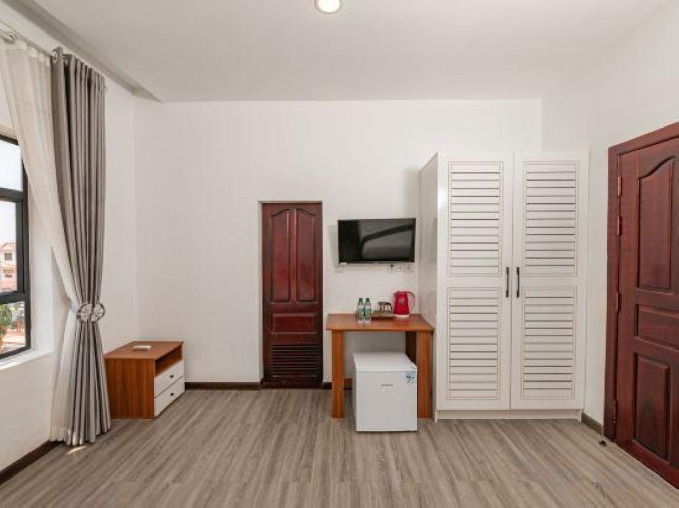 Flat-screen TV, fireplace