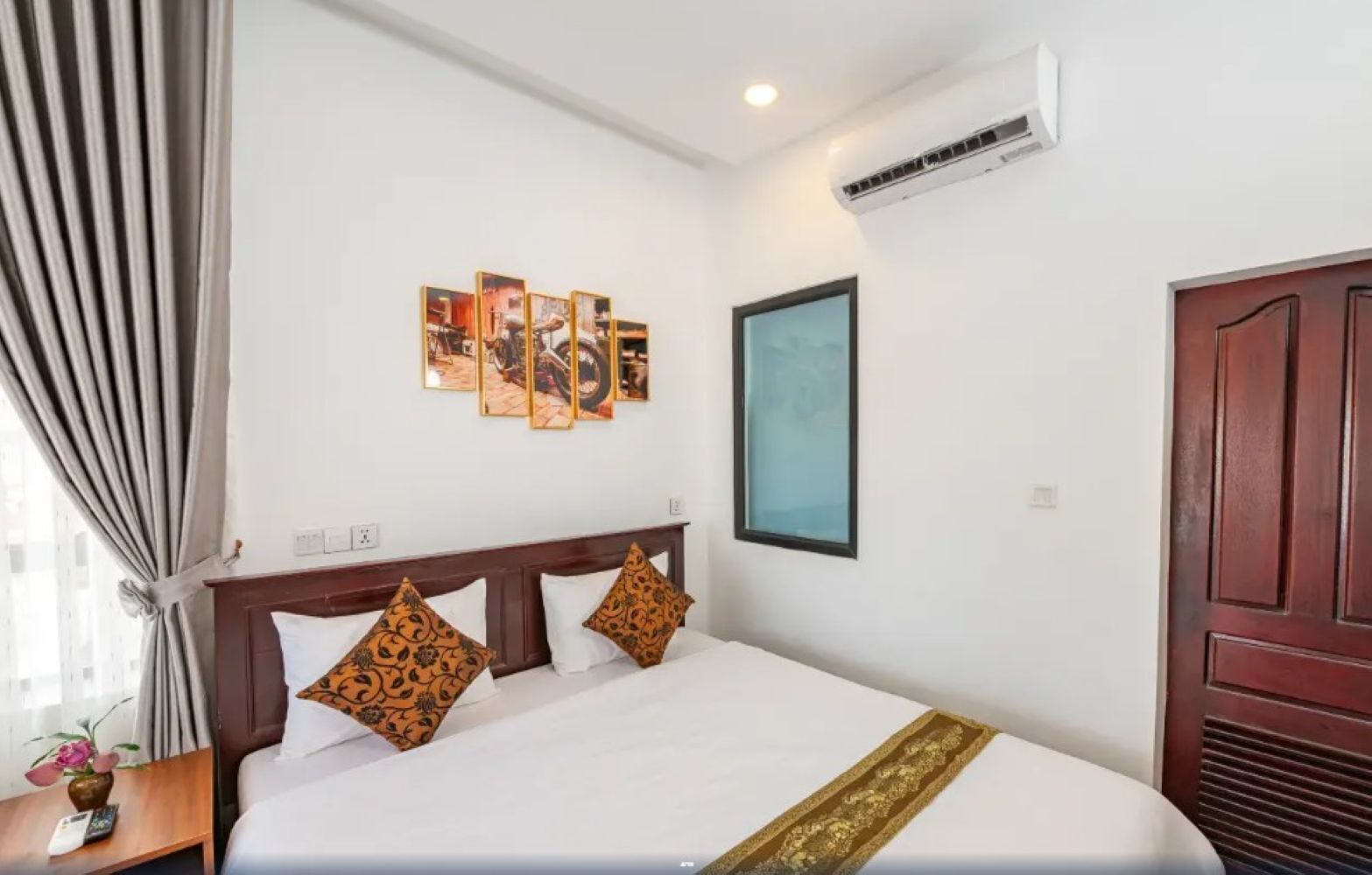 Desk, laptop workspace, soundproofing, bed sheets