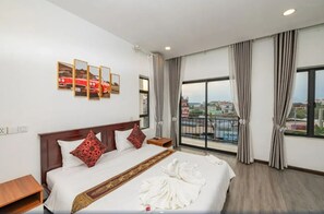 デスク、ノートパソコン用作業スペース、防音設備、ベッドシーツ