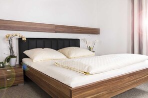 Business Single Room | Blackout drapes, soundproofing, free WiFi, bed sheets - Hotel Römerhof  (Straubing)
