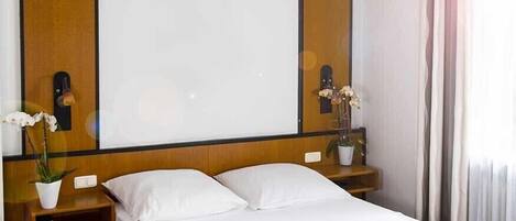 Pimennysverhot, äänieristys, ilmainen Wi-Fi, vuodevaatteet