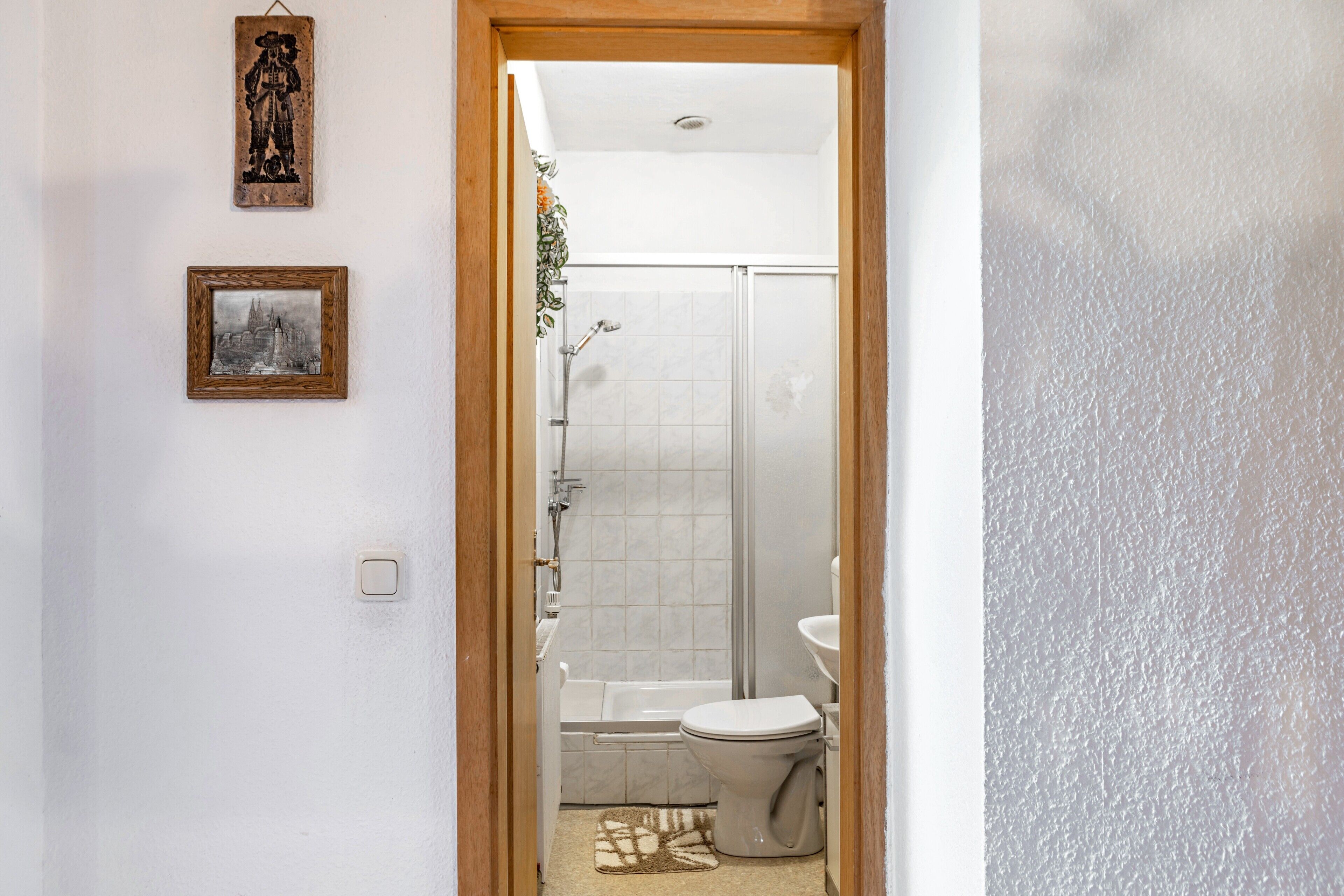 Un baño con ducha, inodoro y lavamanos.
