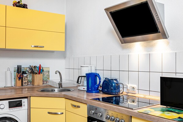 Fridge, microwave, oven, stovetop