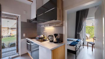 Kühlschrank, Ofen, Herdplatte, Wasserkocher mit Kaffee-/Teezubehör