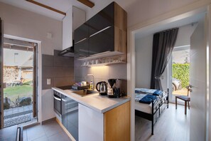 Kylskåp, ugn, spishäll och kaffe- och tebryggare