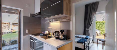 Réfrigérateur, un four, surface de cuisson, cafetiÚre-théiÚre