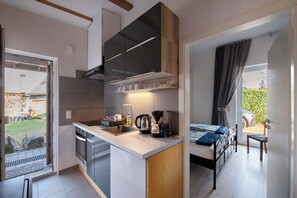 Jääkaappi, uuni, liesi, kahvin-/teenkeitin