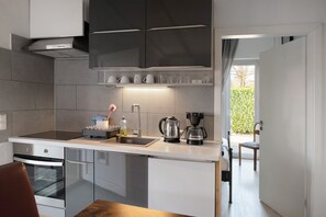 Fridge, oven, stovetop, coffee/tea maker