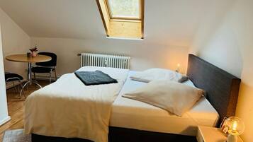 5 bedrooms, iron/ironing board, free WiFi, bed sheets