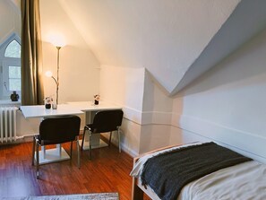 5 bedrooms, iron/ironing board, free WiFi, bed sheets