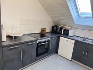 Kjøleskap, mikrobølgeovn, ovn og kokeplater