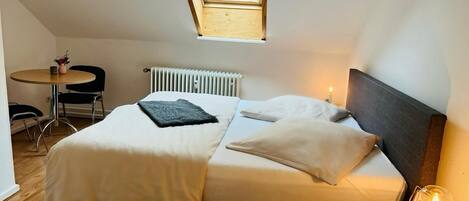 5 bedrooms, iron/ironing board, free WiFi, bed sheets