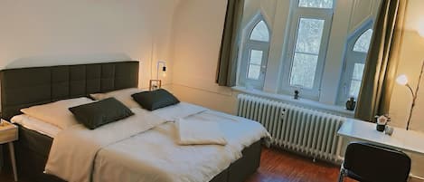 5 bedrooms, iron/ironing board, free WiFi, bed sheets