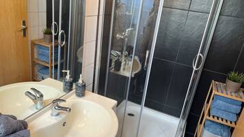 Douche, sĂšche-cheveux, serviettes fournies