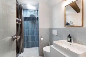 Shower, hair dryer, towels - Apartment "Altes Pfarrhaus - das Kelterhaus" with Shared Terrace & Wi-Fi (Gleisweiler)