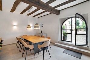 Dining - Apartment "Altes Pfarrhaus - das Kelterhaus" with Shared Terrace & Wi-Fi (Gleisweiler)