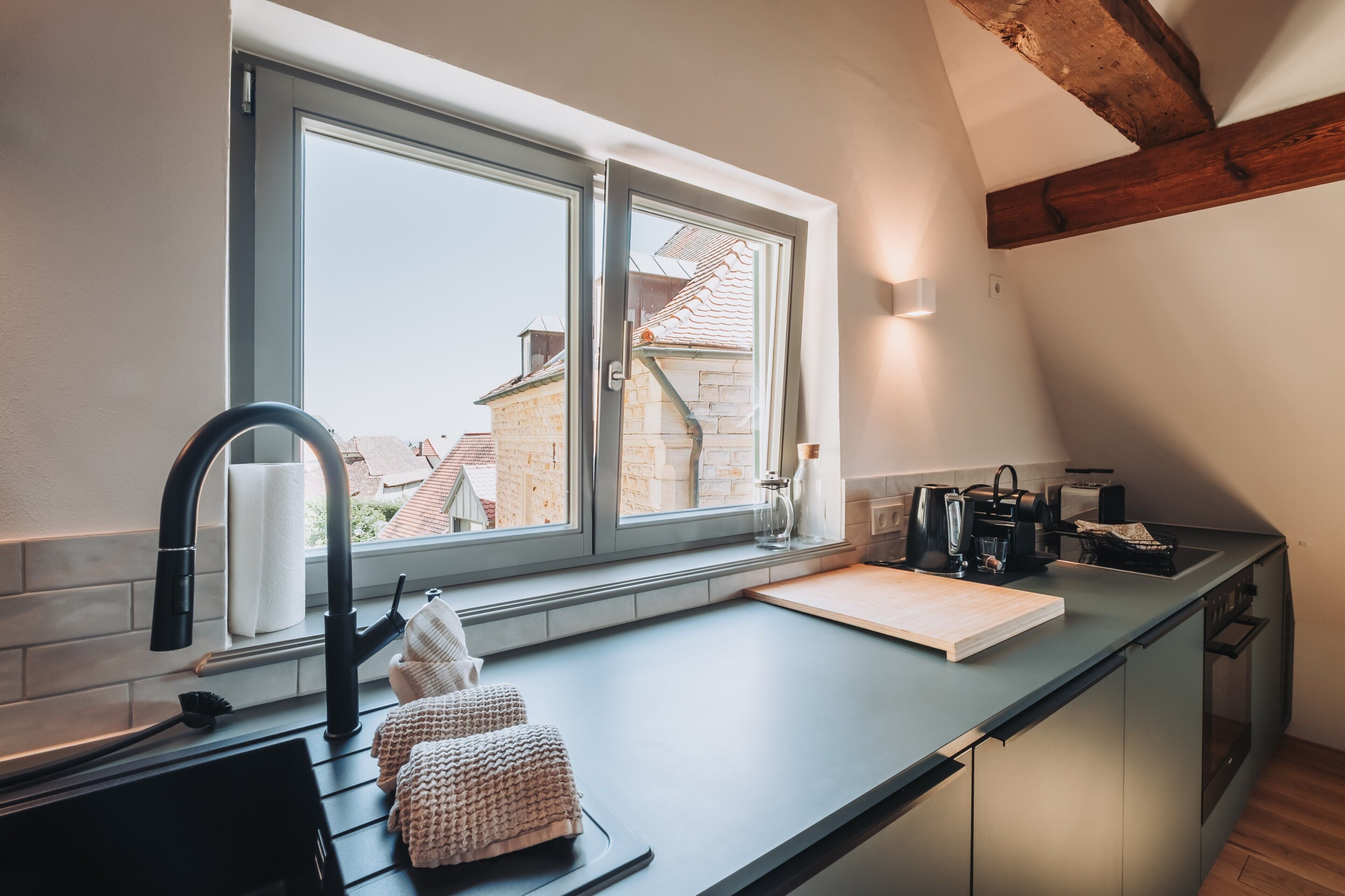 Réfrigérateur, un four, surface de cuisson, lave-vaisselle