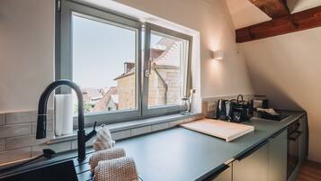 Réfrigérateur, un four, surface de cuisson, lave-vaisselle