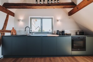 Fridge, oven, stovetop, dishwasher