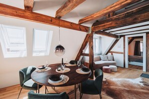 Dining - Apartment "Altes Pfarrhaus - Galerie" with Shared Terrace & Wi-Fi (Gleisweiler)