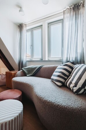 TV - Apartment "Altes Pfarrhaus - Galerie" with Shared Terrace & Wi-Fi (Gleisweiler)