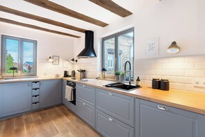 Fridge, oven, stovetop, dishwasher - Apartment "Altes Pfarrhaus - Studio" with Shared Terrace & Wi-Fi (Gleisweiler)