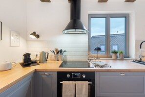 Fridge, oven, stovetop, dishwasher - Apartment "Altes Pfarrhaus - Studio" with Shared Terrace & Wi-Fi (Gleisweiler)