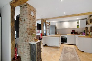 Een koelkast, een magnetron, een oven, een kookplaat