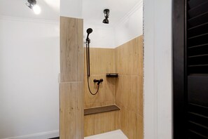 Een douche, een haardroger, handdoeken