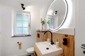 Een douche, een haardroger, handdoeken