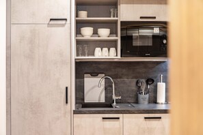 Refrigerador, microondas, placa de cocina, lavavajillas