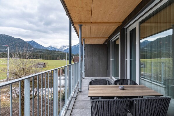 Outdoor dining - Apartment "Hotel Zum Schwanen - 1" with Mountain View, Balcony & Wi-Fi (Pflach)