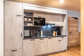 Fridge, microwave, stovetop, dishwasher - Apartment "Hotel Zum Schwanen - 1" with Mountain View, Balcony & Wi-Fi (Pflach)