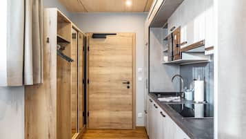 Réfrigérateur, micro-ondes, plaque de cuisson, lave-vaisselle