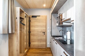 Fridge, microwave, stovetop, dishwasher - Apartment Steinbock: Modern Alpine Design & Wellness Retreat (Pflach)