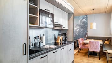 Kühlschrank, Mikrowelle, Herdplatte, Geschirrspüler