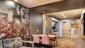 Ein modernes Interieur mit Essbereich, einer Couch und einer Küche.