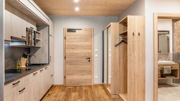 Réfrigérateur, micro-ondes, plaque de cuisson, lave-vaisselle