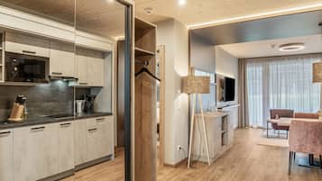 Frigorifero, microonde, piano cottura, lavastoviglie