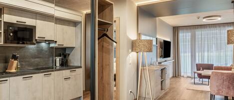 Réfrigérateur, four à micro-ondes, surface de cuisson, lave-vaisselle