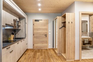 Refrigerador, microondas, placa de cocina, lavavajillas