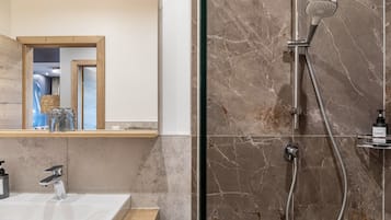 Dusche, Haartrockner, Handtücher