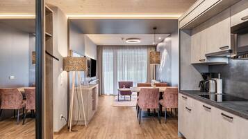 Kühlschrank, Mikrowelle, Herdplatte, Geschirrspüler