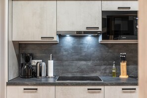 Fridge, microwave, stovetop, dishwasher