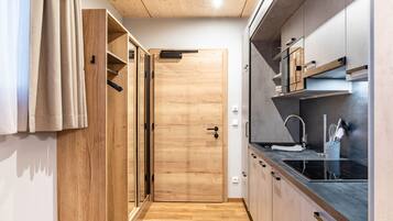 Kühlschrank, Mikrowelle, Herdplatte, Geschirrspüler