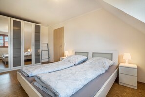 1 bedroom, free WiFi, bed sheets - Apartment 'Ferienwohnung, 80qm' with Balcony and Wi-Fi (Neuried)
