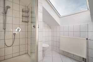 Shower, hair dryer, towels - Apartment 'Ferienwohnung, 80qm' with Balcony and Wi-Fi (Neuried)