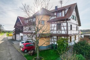 Exterior - Apartment 'Ferienwohnung, 80qm' with Balcony and Wi-Fi (Neuried)
