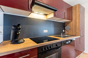 Fridge, microwave, oven, stovetop - Apartment 'Ferienwohnung, 55qm' with Wi-Fi (Neuried)